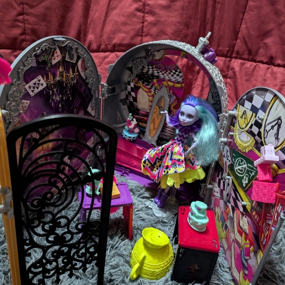 Ever after high doll house - Picture 2 of 6